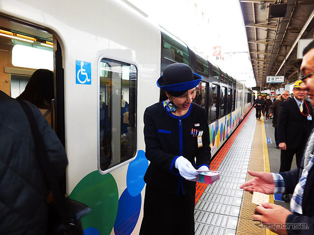 乗降口で案内する車内コンシェルジュ（鉄道むすめスカイツリートレイン出発式、2015年1月17日、東武鉄道大宮駅）