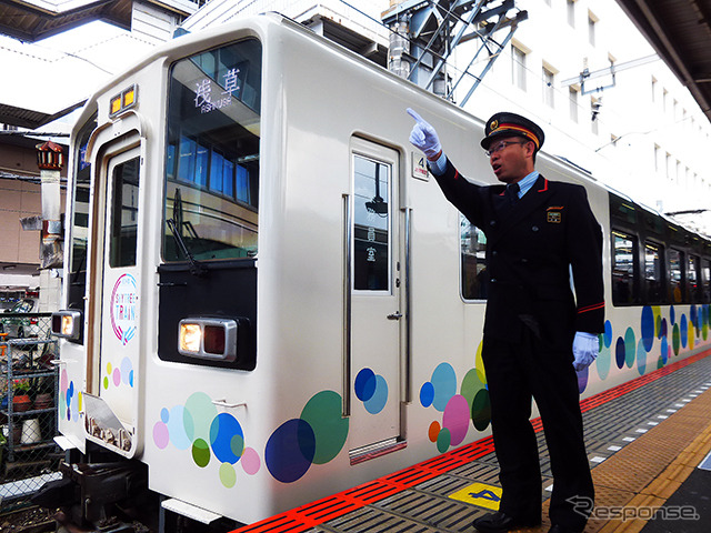 田島勝典大宮駅長の合図で列車は出発(鉄道むすめスカイツリートレイン出発式、2015年1月17日、東武鉄道大宮駅)