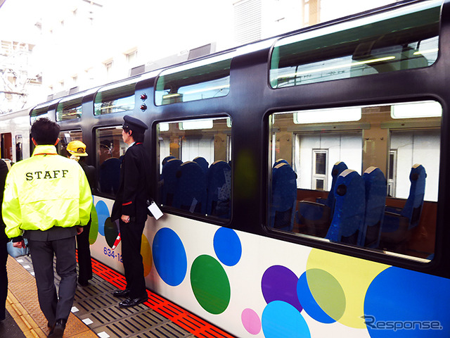 車内ラッピングが施された大宮発浅草行きスカイツリートレイン(6050系634型) (鉄道むすめスカイツリートレイン出発式、2015年1月17日、東武鉄道大宮駅)
