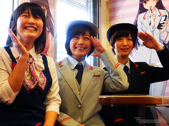 栗橋あかな(左)、鬼怒川みやび、栗橋みなみ(右)にふんするミス栗橋・ミス鬼怒川(鉄道むすめスカイツリートレイン出発式、2015年1月17日、東武鉄道大宮駅)