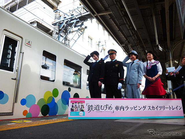 車内ラッピングが施された大宮発浅草行きスカイツリートレイン(6050系634型) (鉄道むすめスカイツリートレイン出発式、2015年1月17日、東武鉄道大宮駅)