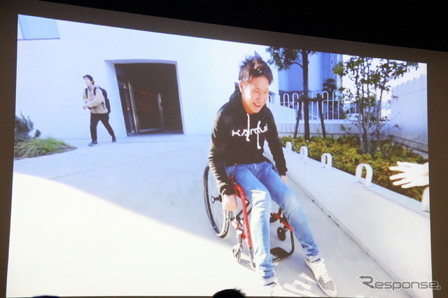 小林可夢偉、渋谷での車椅子体験の様子