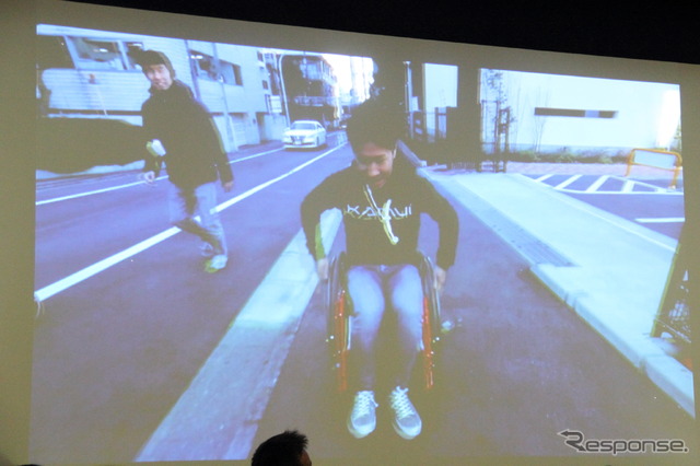 小林可夢偉、渋谷での車椅子体験の様子