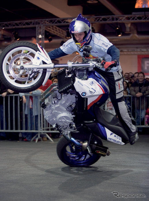 クリスチャン・ファイファー、BMW F800Sでスタントを披露