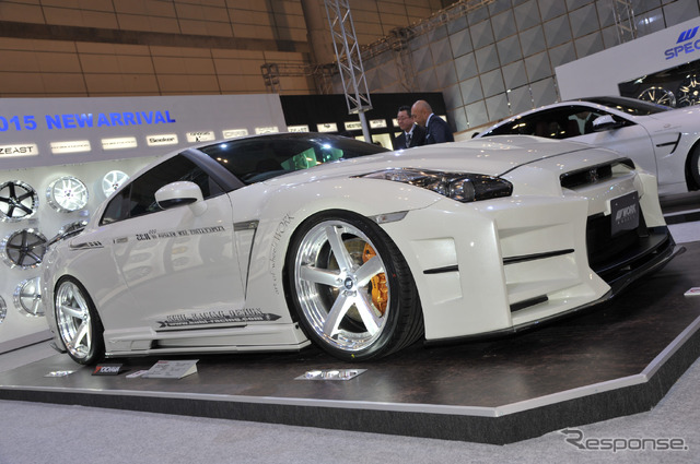 WORK、ZEAST ST2を装着したGT-Rを展示（東京オートサロン15）