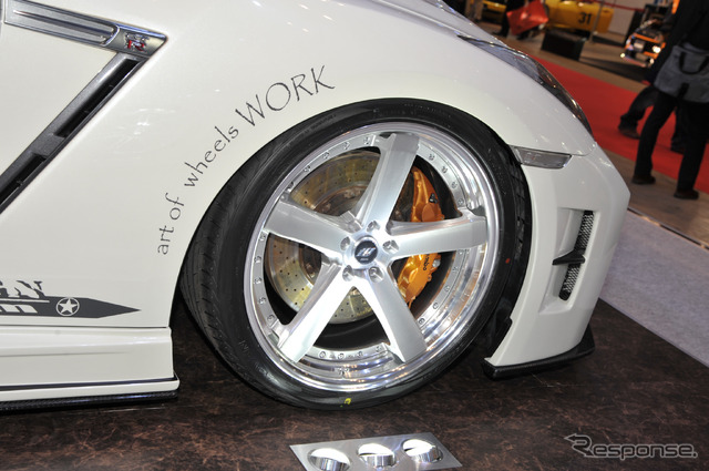 WORK、ZEAST ST2を装着したGT-Rを展示(東京オートサロン15)