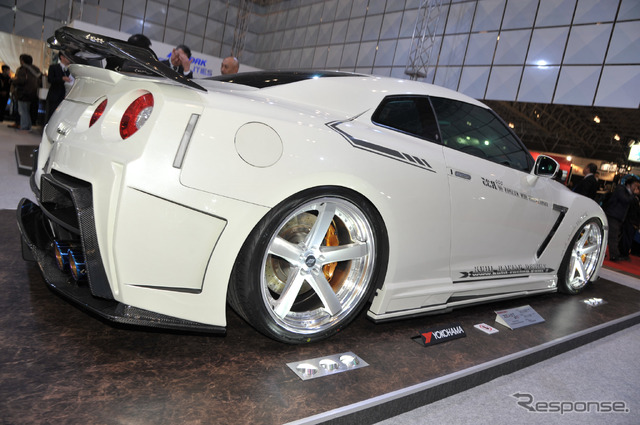 WORK、ZEAST ST2を装着したGT-Rを展示（東京オートサロン15）