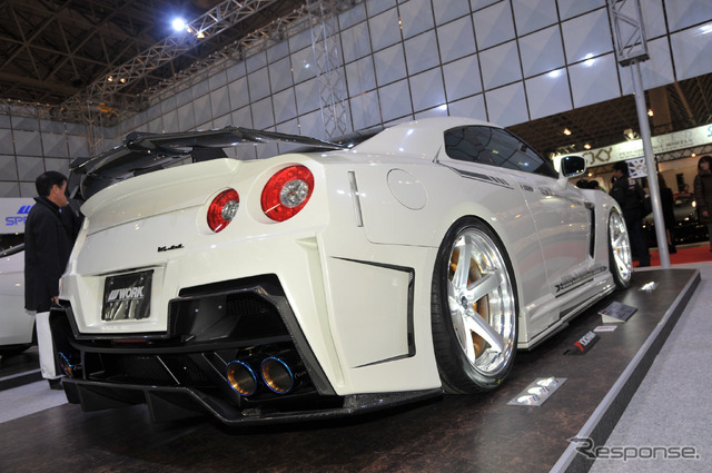 WORK、ZEAST ST2を装着したGT-Rを展示（東京オートサロン15）