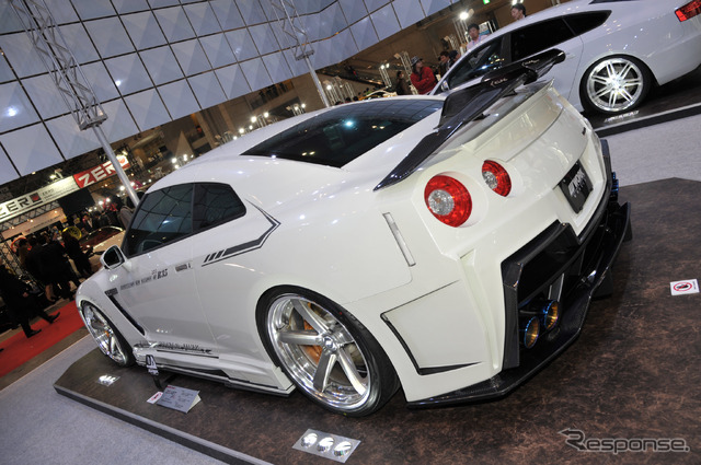 WORK、ZEAST ST2を装着したGT-Rを展示(東京オートサロン15)