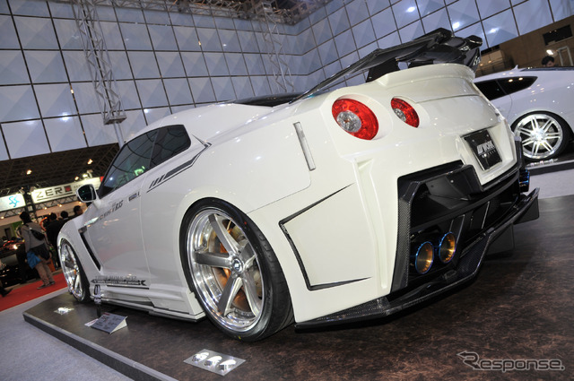 WORK、ZEAST ST2を装着したGT-Rを展示(東京オートサロン15)