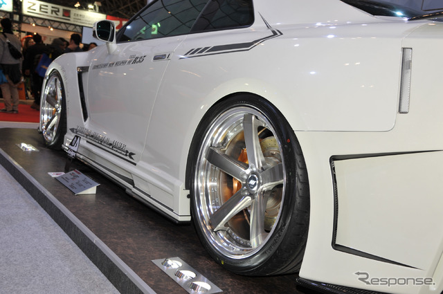 WORK、ZEAST ST2を装着したGT-Rを展示(東京オートサロン15)