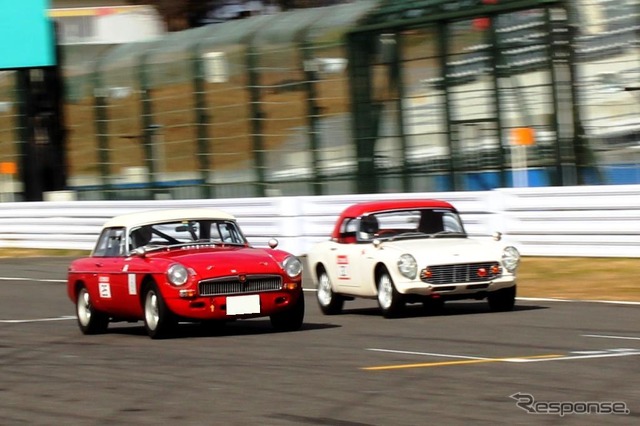 MG B(左)とホンダ S600(右)