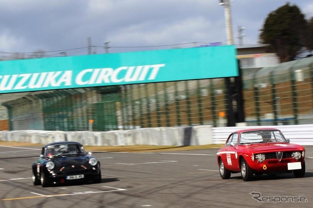 1300ジュニアGTA(右)とポルシェ 356C