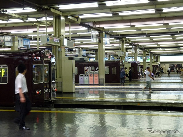 阪急梅田駅のホーム。宝塚線の列車は4～6番線を使用しているが、ダイヤ改正に伴い列車ごとの使用線路を見直す。