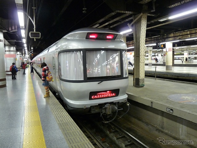 上野～札幌間の臨時寝台特急『カシオペア』『北斗星』はほぼ同じダイヤで交互に運転される形になる。写真は『カシオペア』。