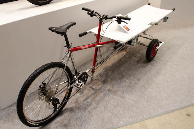 東京サイクルデザイン専門学校生徒による担架付き自転車「RAGGED CRADLE」(サイクルモード14)