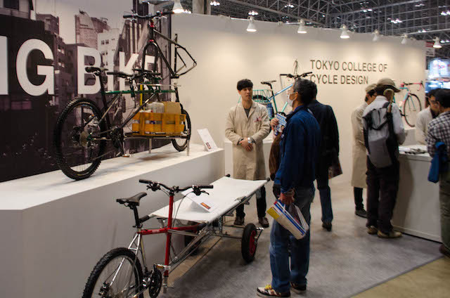 東京サイクルデザイン専門学校の生徒さんが質問に答えてくれます(サイクルモード14)