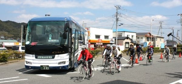 国際興業が運行する「サイクリングバスツアー」は景色のよい場所だけサイクリングを楽しむことで人気