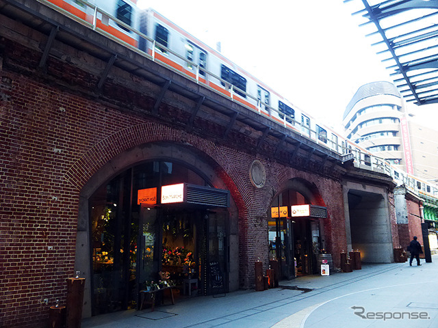 電車の足音を聞きながら一杯（マーチエキュート神田万世橋、木内酒造「常陸野ブルーイング・ラボ」）