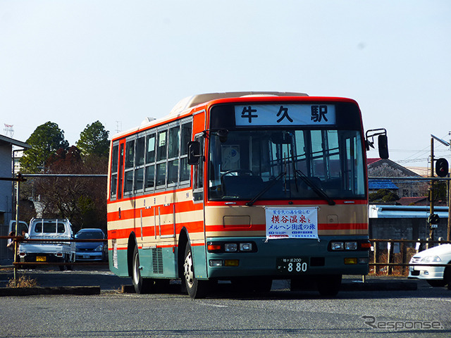 ひと休み中の路線バス(小湊鉄道線、上総牛久駅)