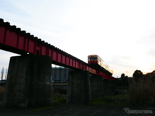 夕日を背にしてゴトンゴトン(小湊鉄道線、養老川第一橋梁)