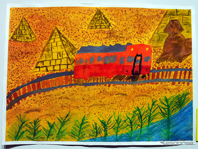 ピラミッドをかすめる小湊鉄道の気動車(市原湖畔美術館「子ども絵画展」)