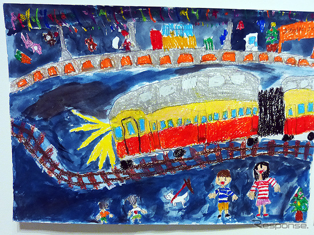 夜の街を駆ける小湊鉄道の気動車(市原湖畔美術館「子ども絵画展」)