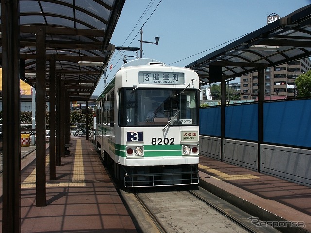 熊本市交通局は2月15日の「熊本城マラソン」開催にあわせ、市電の区間運休を実施する。写真は10～16時の運休区間に含まれる上熊本駅前停留場。