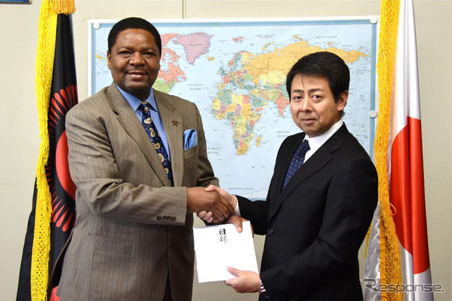 駐日マラウイ共和国大使と取締役ゼネラルマネージャーの末盛氏