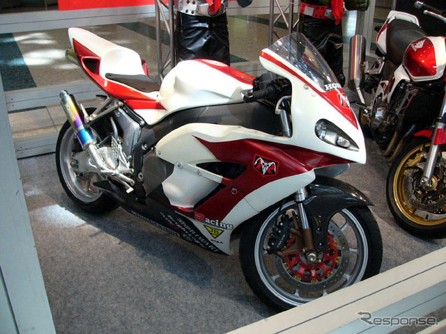 【東京モーターサイクルショー06】キッズも楽しみ、仮面ライダー マシン