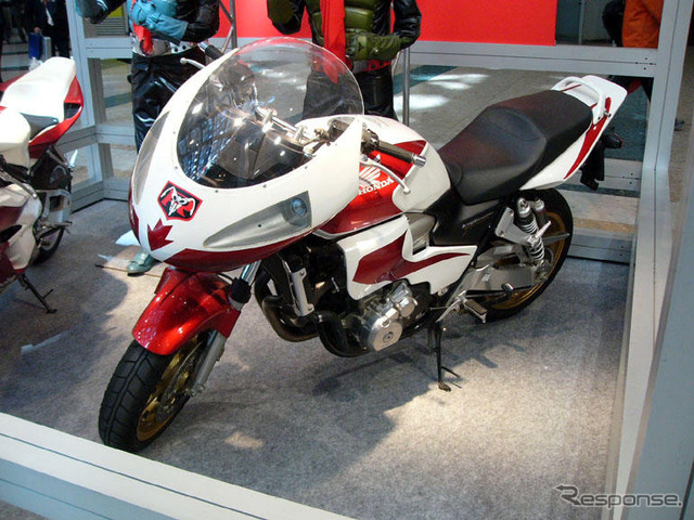【東京モーターサイクルショー06】キッズも楽しみ、仮面ライダー マシン