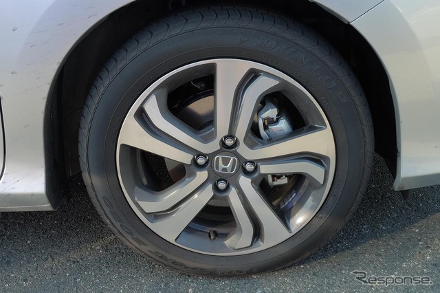 「ダンロップSP2030」185/55R16タイヤ。トレッド、サイドウォールともしなやかさはあまりなく交換時は1クラス上を試すのも良いかも