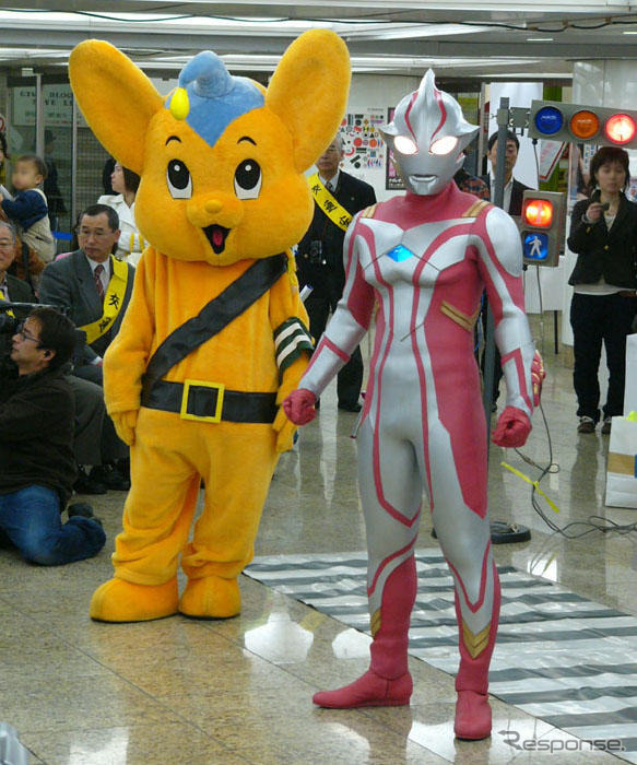 ウルトラマン と 警視庁 ピーポ君 が初のコラボ