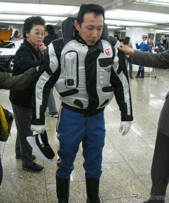 ウルトラマン と 警視庁 ピーポ君 が初のコラボ