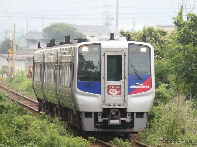 「学生限定春休み四国フリーきっぷ」は特急列車も利用できる。写真はJR四国の特急『うずしお』。
