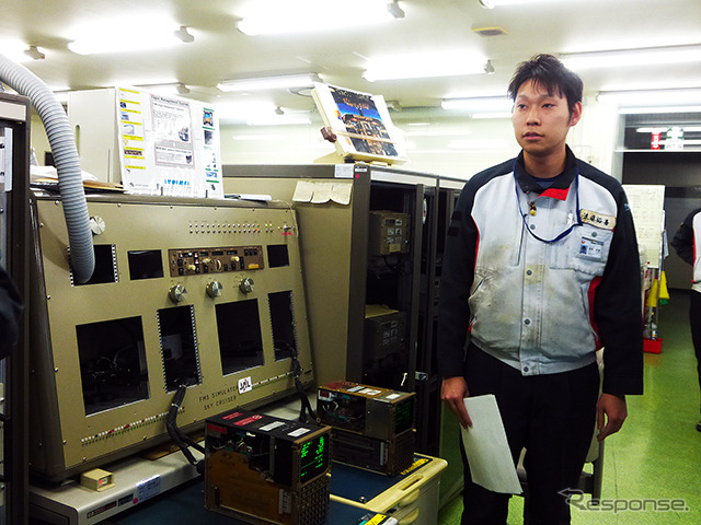 B767に付くFMC(Flight Management Computer)を前に解説するJALエンジニアリング・飛行制御課 の遠藤裕喜さん