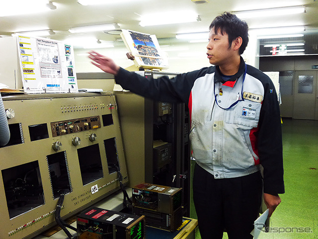 B767に付くFMC(Flight Management Computer)を前に解説するJALエンジニアリング・飛行制御課 の遠藤裕喜さん