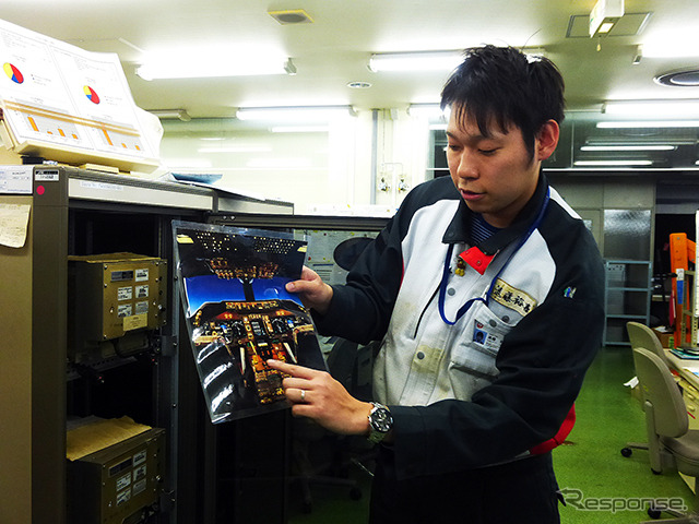 B767に付くFMC(Flight Management Computer)を前に解説するJALエンジニアリング・飛行制御課 の遠藤裕喜さん