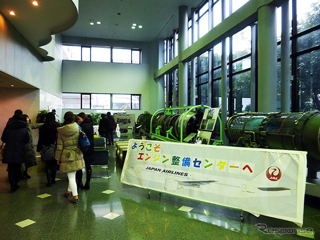 JALエンジニアリング（成田空港）の正面玄関に展示されているエンジン