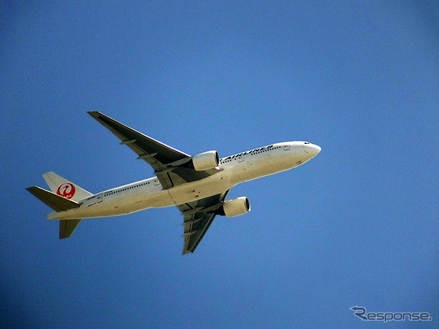 千葉上空を行くJAL機(ボーイング777)