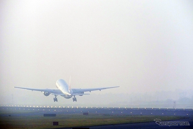 成田空港を離陸するJAL機（ボーイング777）