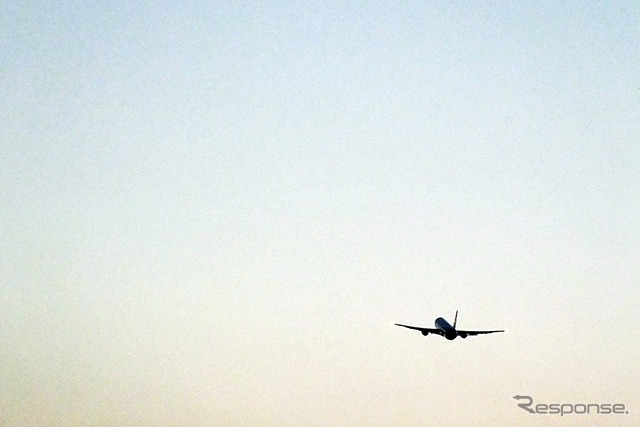 熊本空港を離陸する旅客機