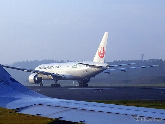 成田空港をタキシングするJAL機(ボーイング777)