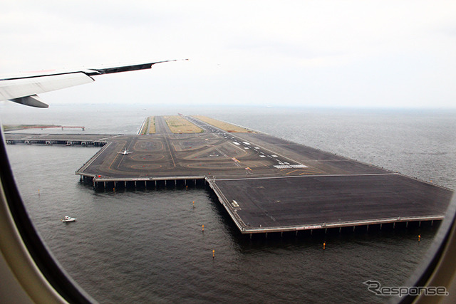 羽田空港A滑走路に着陸するJAL機から、D滑走路を眺める