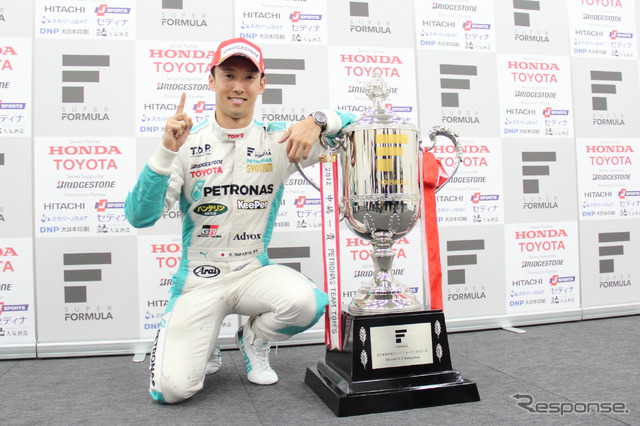 スーパーフォーミュラのチャンピオントロフィーと記念撮影する中嶋一貴