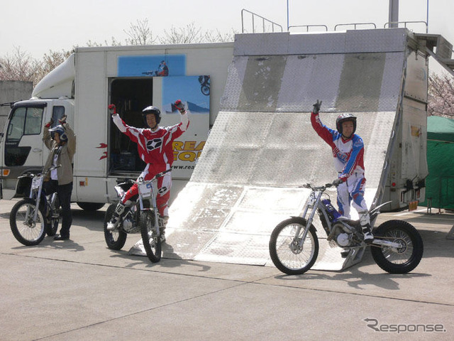 【東京モーターサイクルショー06】世界の成田らが華麗に---トライアルデモ