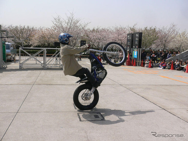 【東京モーターサイクルショー06】世界の成田らが華麗に---トライアルデモ