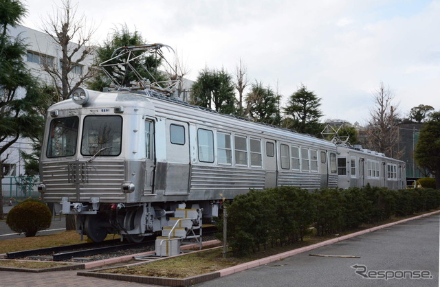 敷地内に展示されている日本初のステンレス車、東急5200系。外板のみステンレスの、いわゆるセミ・ステンレス車両。