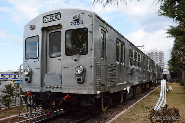 東急7000系。こちらは日本初のオールステンレス車。