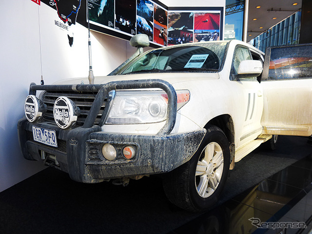 東京・銀座のソニービル前に展示された、泥だらけのランクル（オーストラリア仕様）。TOYOTA NEXT ONE の一環である「豪州大陸走破プロジェクト」で豪州を駆け抜けた1台